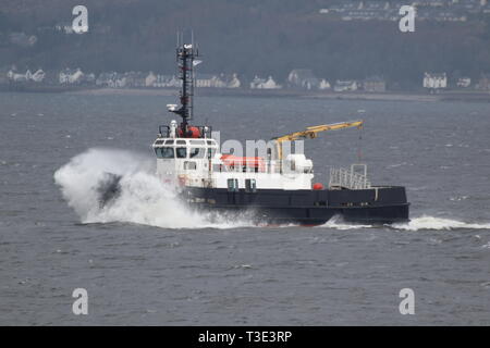 SD Omagh, ein Oban-Klasse Ausschreibung durch Serco Marine Services betrieben, vorbei an Gourock während der Übung gemeinsame Krieger 19-1. Stockfoto