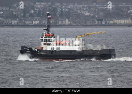 SD Omagh, ein Oban-Klasse Ausschreibung durch Serco Marine Services betrieben, vorbei an Gourock während der Übung gemeinsame Krieger 19-1. Stockfoto