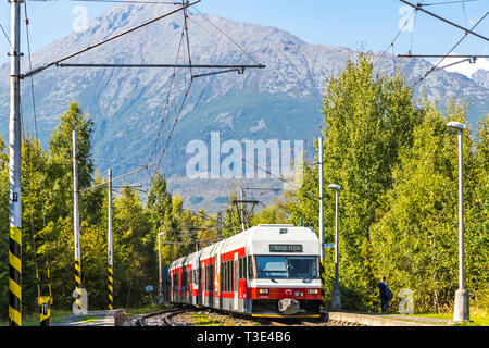 Hohe Tatra, Slowakei - 19. September 2018: Tatra elektrische Bahnen (TEZ-TER) Zug (auch als "Tatra Straßenbahn" bekannt) zu Pod Praha station in hoher eintrifft Stockfoto