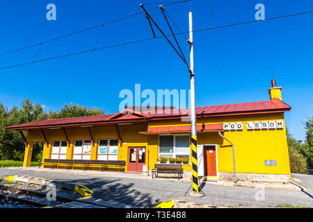 Hohe Tatra, Slowakei - 19. September 2018: Pod Praha - kleiner Bahnhof der Tatra elektrische Bahnen (TEZ-TER) (auch als "Tatra Straßenbahn" bekannt) in Hig Stockfoto