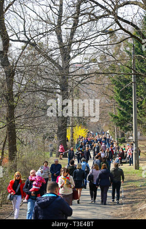 Die Menschen genießen Sie sonnige Sonntag und ersten Frühling am Fomin botanischen Garten in Kiew. Es ist einer der ältesten Botanischen Gärten in der Ukraine Stockfoto