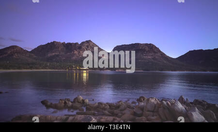 Eine Nacht von Sicht von Coles Bay in Tasmanien, Australien Stockfoto