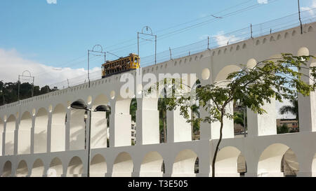 Santa Teresa Straßenbahn Kreuzung lapa Arches in Rio de Janeiro Stockfoto