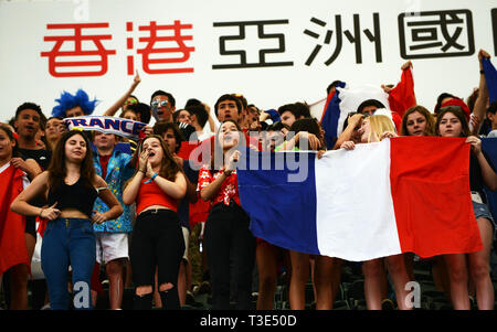Französischen Fans an der Hong Kong Stadium beobachten die französischen Rugby Team spielen an der Hong Kong Sevens Turnier. Stockfoto
