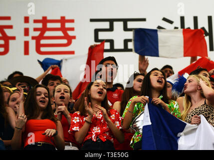 Französischen Fans an der Hong Kong Stadium beobachten die französischen Rugby Team spielen an der Hong Kong Sevens Turnier. Stockfoto