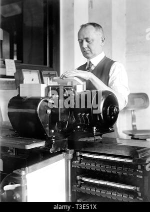 Mann bei der Arbeit beim Tabellieren Maschine an der Census Bureau Ca. 1919 Stockfoto