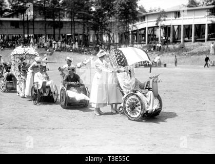 Verwundet WW ICH Soldaten in Walter Reed Krankenhaus in einem Juli 4 Rollstuhl Parade teilnehmen kann. 1919 Stockfoto