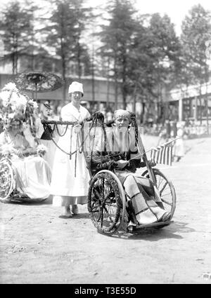 Verwundet WW ICH Soldaten in Walter Reed Krankenhaus in einem Juli 4 Rollstuhl Parade teilnehmen kann. 1919 Stockfoto