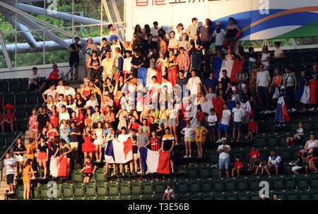 Französischen Rugby Fans ihre Mannschaft während eines Spieles an der Hong Kong Sevens. Stockfoto