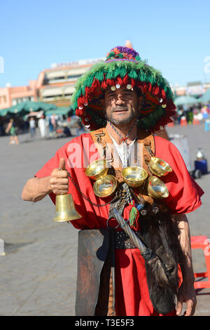 Porträt einer Wasser Verkäufer auf djamaa El-Fná oder Djemaa El Fna Marrakesch Marokko. Stockfoto