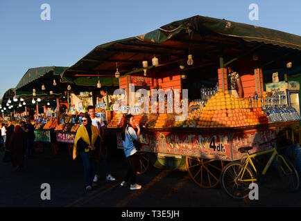 Orangensaft Stände in Marrakesch Djemaa el-Fnaa qm Stockfoto