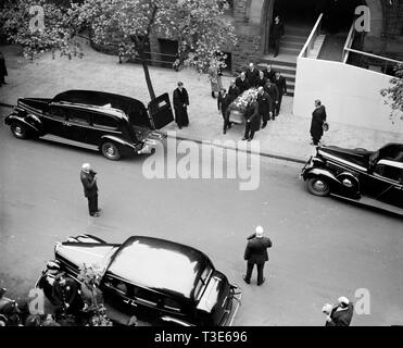 Eine Schatulle, von einer Kirche von pallbearers entnommen und in einem leichenwagen Ca. 1937 Stockfoto