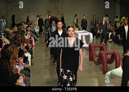 NEW YORK, NY - 10. Februar: Modelle gehen Sie die Start- und Landebahn am Tibi Fashoin Show während der New York Fashion Week: Die Shows am Oberlicht Moderne am 10. Februar Stockfoto