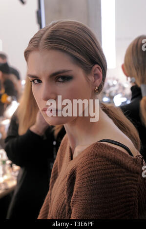 NEW YORK, NY - 10. Februar: ein Modell backstage in der Tibi Fashoin Show während der New York Fashion Week: Die Shows am Oberlicht Moderne am 10 Februar, 2019 Stockfoto