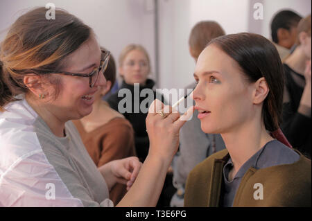 NEW YORK, NY - 10. Februar: ein Modell backstage in der Tibi Fashoin Show während der New York Fashion Week: Die Shows am Oberlicht Moderne am 10 Februar, 2019 Stockfoto
