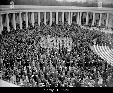 Easter Sunrise Service in Arlington. Washington, D.C., 17.April. Allgemeine Ansicht der Volksmenge, die Easter Sunrise Service im Amphitheater auf dem Arlington National Cemetery besucht Stockfoto