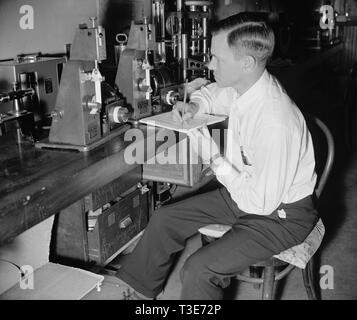 Ein Nationales Büro von Standards Arbeitnehmer Durchführung Experiement mit Film Denkmalpflege - falten Dauertest helfen kann. 1938 Stockfoto