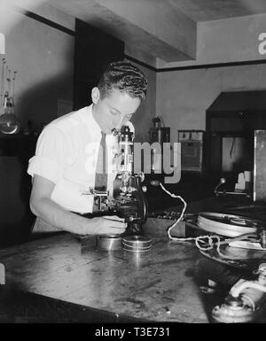 Ein Nationales Büro von Standards Arbeitnehmer Durchführung Experiement mit Film Erhaltung zu helfen - Widerstand testen kann. 1938 Stockfoto