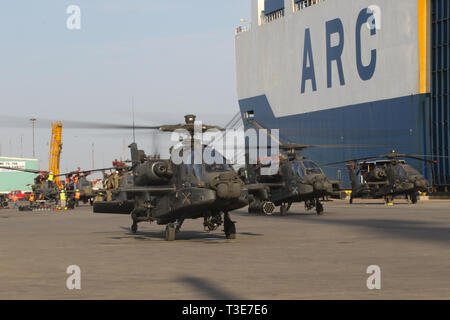 CORPUS CHRISTI, Texas - Apache Piloten aus dem 6 Angriff Reconnaissance Squadron, 17 Cavalry Regiment, 4 Combat Aviation Brigade, 4 Infanterie Division, bereiten Sie im Hafen von Corpus Christi, 29. März 2019. Die 4 CAB zurück von Europa, wo sie zur Unterstützung der Atlantischen lösen, eine Mission, die der Bereitschaft baut eingesetzt, erhöht die Interoperabilität verbessert und die Bande zwischen den Verbündeten und Partner Militärs mit multinationalen Ausbildung Ereignisse in Bulgarien, Estland, Ungarn, Lettland, Litauen, Polen und Rumänien. Über 1.500 Stücke der Feuerwehr Ausrüstung, einschließlich Hubschrauber Stockfoto