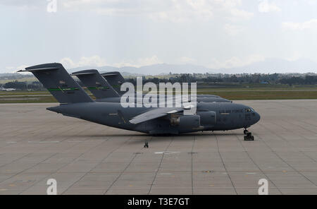 Drei McChord C-17 Globemaster III Flugzeugen sitzen auf der im März Air Reserve Base flightline in Kalifornien, April 1, 2019. Während der McChord flightline Verschluss für Reparationen, März - Juni, 2019, zu alternativen Standorten entlang der Westküste, wie März ARB verschoben wird, wird die Mission in Gang zu halten. (U.S. Air Force Foto von Airman Mikayla Ulrich) Stockfoto