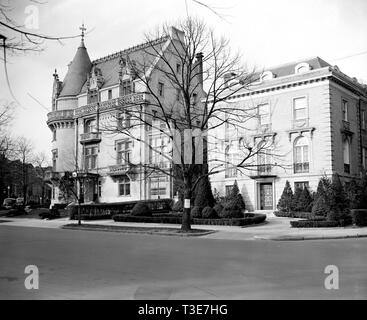 Gesandtschaft und ehemalige österreichische Botschaft Seite an Seite auf 'Embassy Row', ein Abschnitt des oberen Massachusetts Avenue seit als deutsches Eigentum durch die Vereinigten Staaten festgelaufen Ca. März 1938 Stockfoto