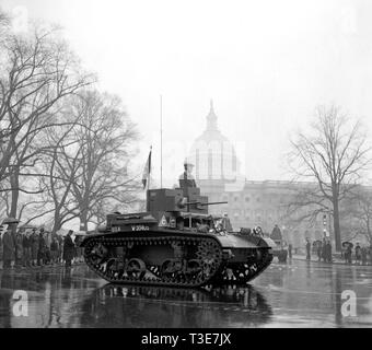 Neuesten Arten von Tanks Rumpeln hinter dem Kapitol in jährlichen Army Day Parade in Washington D.C. Ca. April 6, 1939 Stockfoto