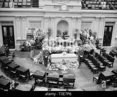 Der Körper des verstorbenen Senator aus Illinois, J. Schinken Lewis im Zustand im Senat Kammer liegen kann. 1939 Stockfoto