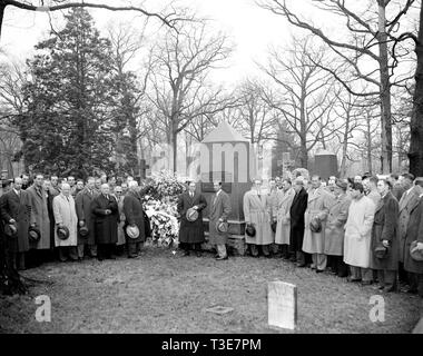 Nach rechts: Clark Griffith, Präsident der Washington Club, Joe McCarthy, Manager der New York Yankees und Manager Bucky Harris, Manager des Washington Senatoren Links Stockfoto