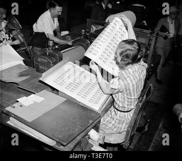 Imogene Stanhope, Assistent des Druckers an das Präsidium, wird dargestellt, indem der ersten Gruppe der von der US-Regierung Essensmarken aus der Presse. April 20, 1939 Stockfoto