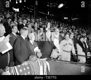 Von Links nach Rechts. Senatoren Pat Harrison, Robert Lafollette jr., Charles L. McNary, Carter, Glas, Vice President, Bucky Harris, die Washington Senatoren verwaltet, Postmaster General James A. Farley, Manager Joe N.Y.Yankees' McCarthy. Senator Allen J. Ellender steht hinter den Vice President Garner Stockfoto