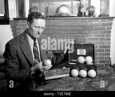 Baseballs autographiert von sechs Präsidenten. Walter Johnson alias der "Big Train" Geschenk zum Baseball Hall of Fame Ca. 1939 Stockfoto