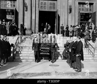 Der Körper des Verstorbenen Obersten Gerichtshof Pierce Butler aus St. Matthew's Kathedrale hier durchgeführt werden heute nach einem hohen Masse von Requiem Ca. November 1939 Stockfoto