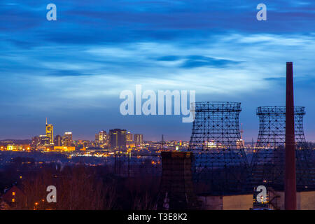 Skyline von der Essener Innenstadt, Deutschland, links der RWE-Turm, direkt vor dem Rathaus, rechts grid Kühltürme auf der Kokerei Zollverein, Stockfoto