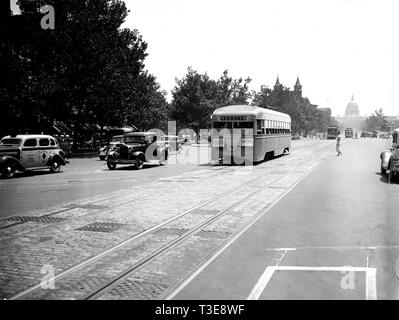 Taxi, Straßenbahn und Autos auf Washington D.C. Straße mit Capitol im Hintergrund. 1936 Stockfoto