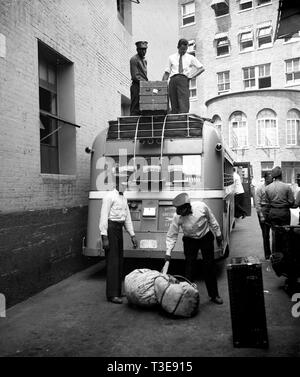 Arbeitnehmer bei der Greyhound Bus station Gepäck laden kann. 1937 Stockfoto