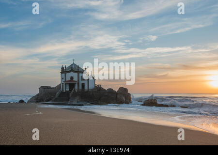 Sonnenuntergang von der Kapelle auf dem Strand in der Nähe von Miramar, Oporto, Portugal Stockfoto