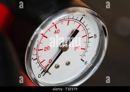 Mechanische Druckmessgeräte. Traditionelle Instrumente für die Messung von Druck. Stockfoto