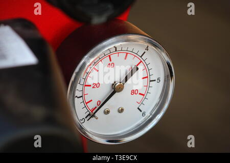Mechanische Druckmessgeräte. Traditionelle Instrumente für die Messung von Druck. Stockfoto