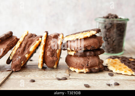 Schokoladeneis Sandwiches mit Waffeln und Schokolade Stockfoto