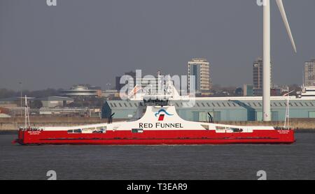 MV Rote Kestrel Blätter Cammell Lairds heute auf dem Weg nach Southampton, wo sie wird kommen, int Service im Mai Stockfoto