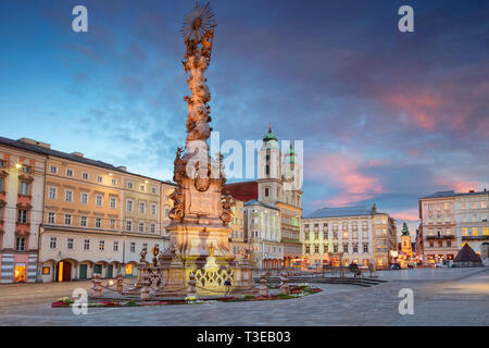 Linz, Österreich. Stadtbild Bild der Hauptplatz von Linz, Österreich während des Sonnenuntergangs. Stockfoto