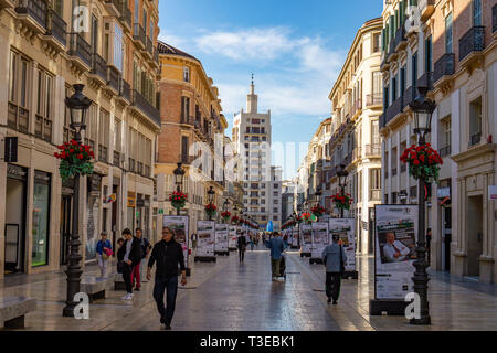 MALAGA. Spanien / 04.04.2019: Calle Marques de Larios - Fußgängerzone in Malaga. Spanien mit La opinión Zeitungsannonce Stockfoto