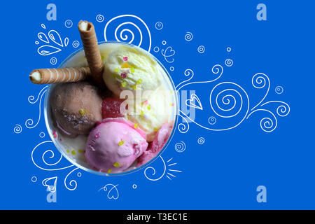 Eine Tasse Eis mit gewalzten Wafer. Eis mit blauem Hintergrund, und von Hand gezeichneten Elemente. Stockfoto