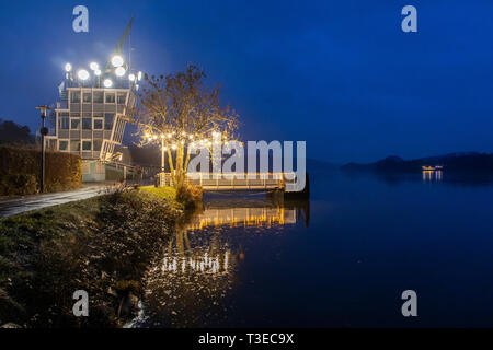 Der Baldeneysee in Essen, Deutschland, Winter, Regen, regatta Turm mit Uhr Kunstwerk 'Zeit', am Abend, Stockfoto