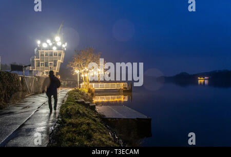 Der Baldeneysee in Essen, Deutschland, Winter, Regen, regatta Turm mit Uhr Kunstwerk 'Zeit', am Abend, Stockfoto