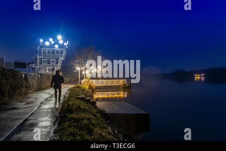 Der Baldeneysee in Essen, Deutschland, Winter, Regen, regatta Turm mit Uhr Kunstwerk 'Zeit', am Abend, Stockfoto