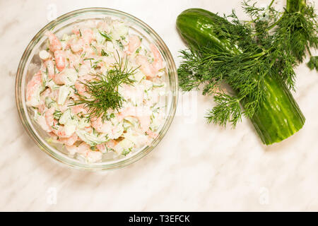 Shrimpsalat mit Dill in eine Schüssel geben. Stockfoto
