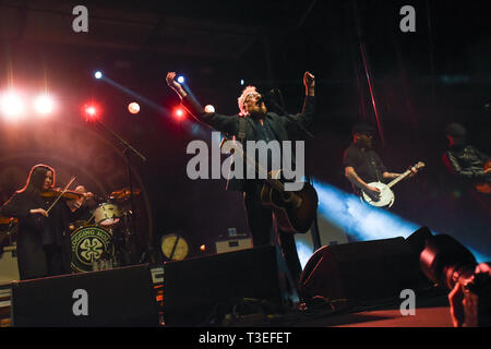 April 6, 2019 - Dana Point, Kalifornien, USA - Flogging Molly perfroms an Sabroso Handwerk Bier und Taco Music Festival (Tag 1) an Doheny Beach in Dana Point, Kalifornien. (Bild: © Billy Bennight/ZUMA Draht) Stockfoto