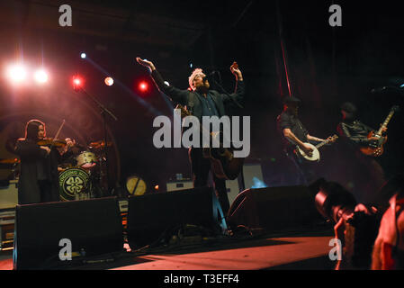 April 6, 2019 - Dana Point, Kalifornien, USA - Flogging Molly perfroms an Sabroso Handwerk Bier und Taco Music Festival (Tag 1) an Doheny Beach in Dana Point, Kalifornien. (Bild: © Billy Bennight/ZUMA Draht) Stockfoto