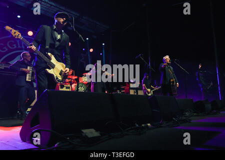 April 6, 2019 - Dana Point, Kalifornien, USA - Flogging Molly perfroms an Sabroso Handwerk Bier und Taco Music Festival (Tag 1) an Doheny Beach in Dana Point, Kalifornien. (Bild: © Billy Bennight/ZUMA Draht) Stockfoto